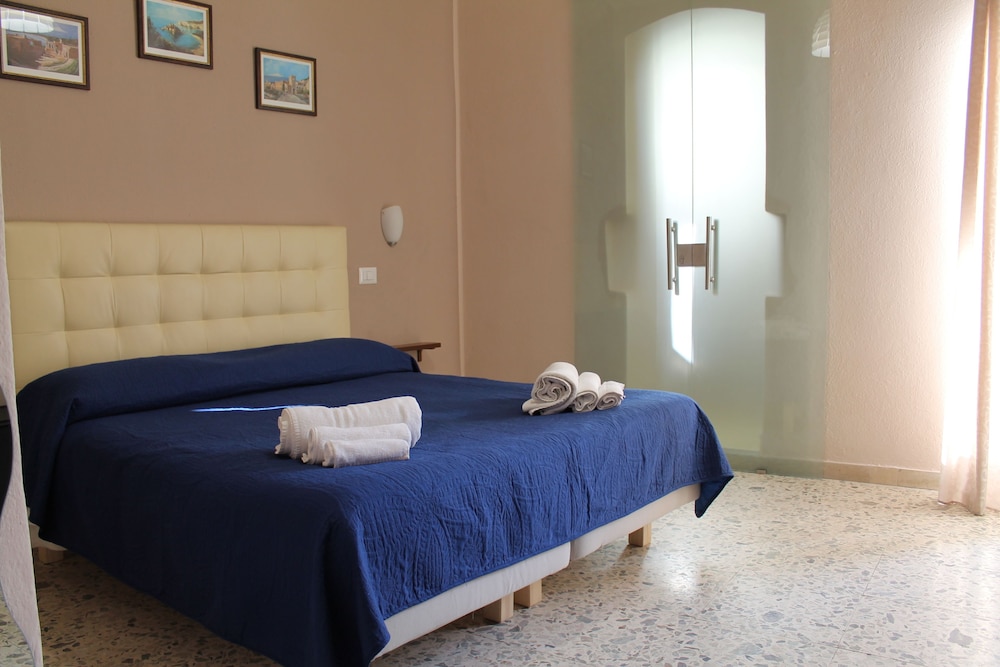 Standard Double Room, Ensuite, City View