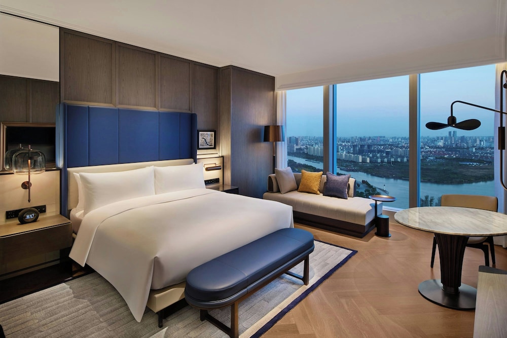 Executive Suite, 1 King Bed (View) photo 3