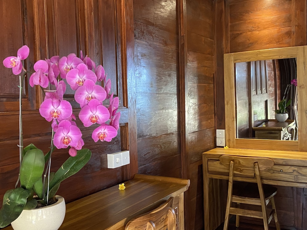 Deluxe Wooden House photo 3