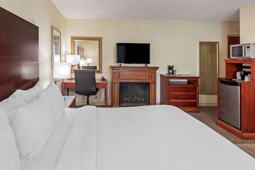 1 King Bed, 2 Person Jet Tub Suite - Photo 4