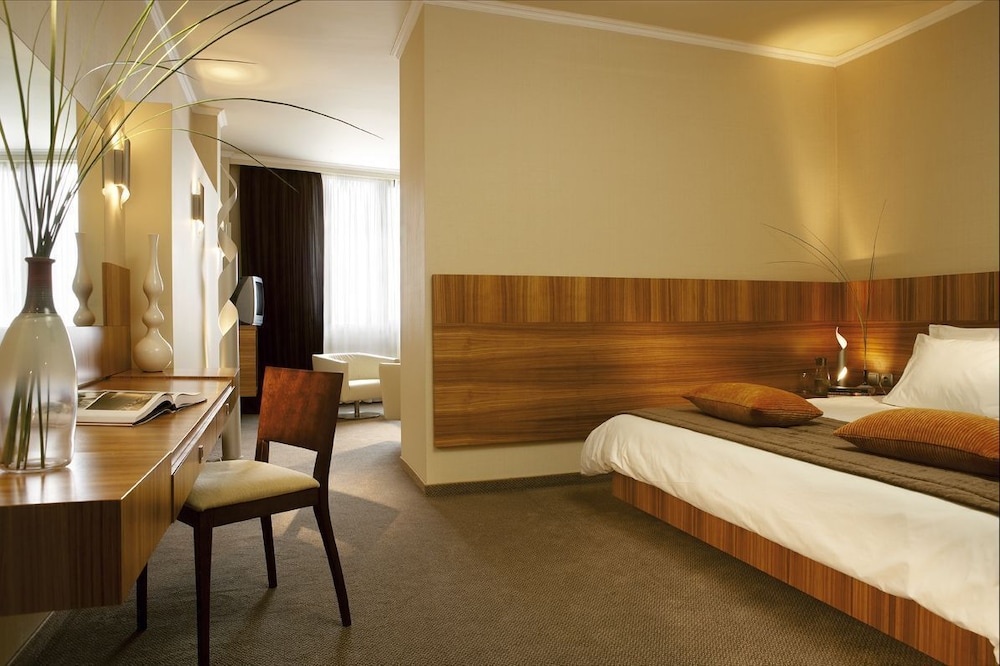 Executive Suite - Photo 5
