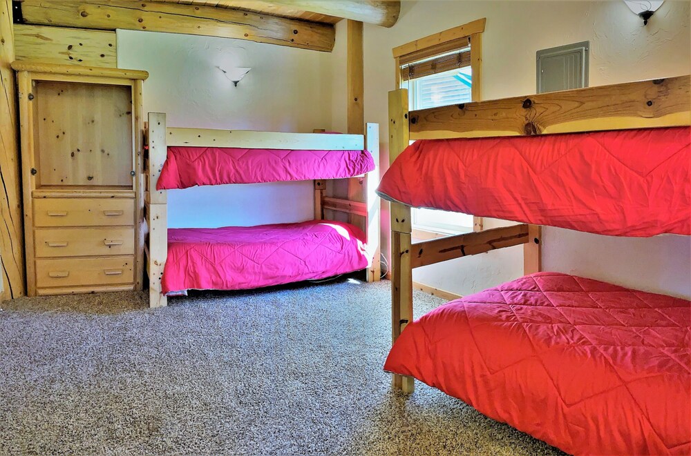 Basic Quadruple Room, Multiple Beds, Non Smoking photo 3