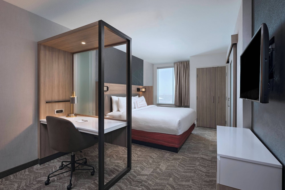 Suite, 1 King Bed (Hearing Accessible)