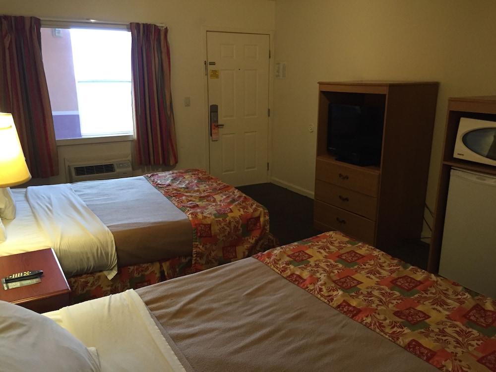 Non Poolside Room with Two Full sized beds Smoking photo 2