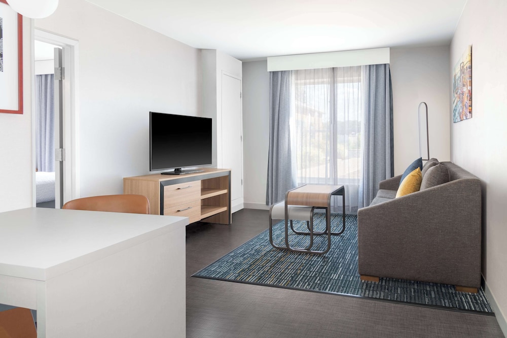 Premium Suite, 2 Queen Beds, Accessible, Bathtub - Photo 5