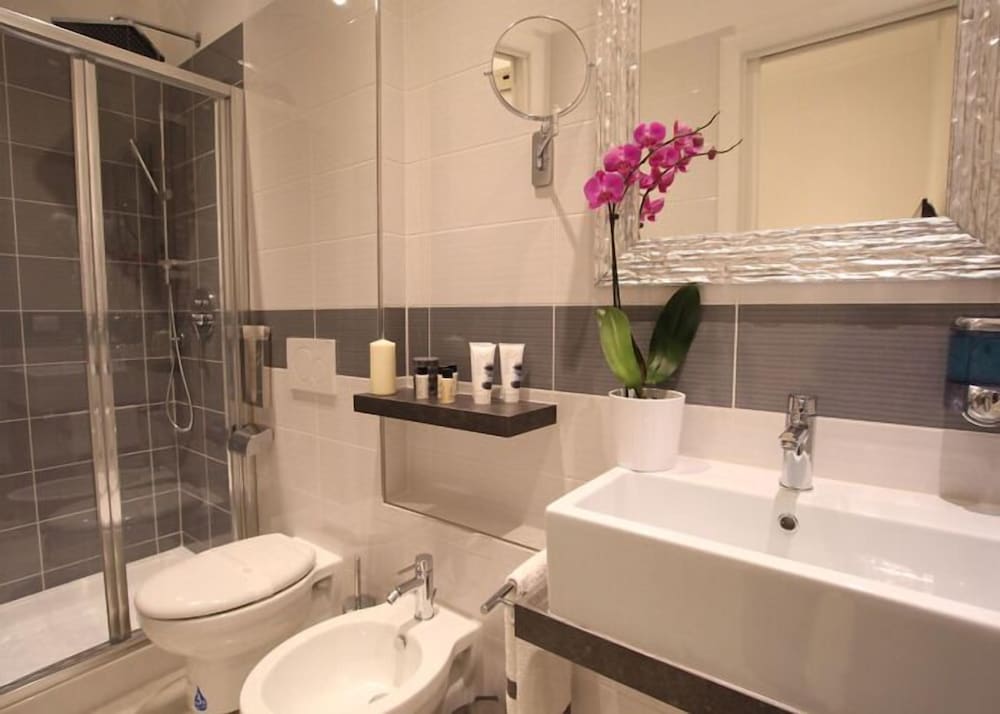 Basic Double Room (internal upper windows) photo 2