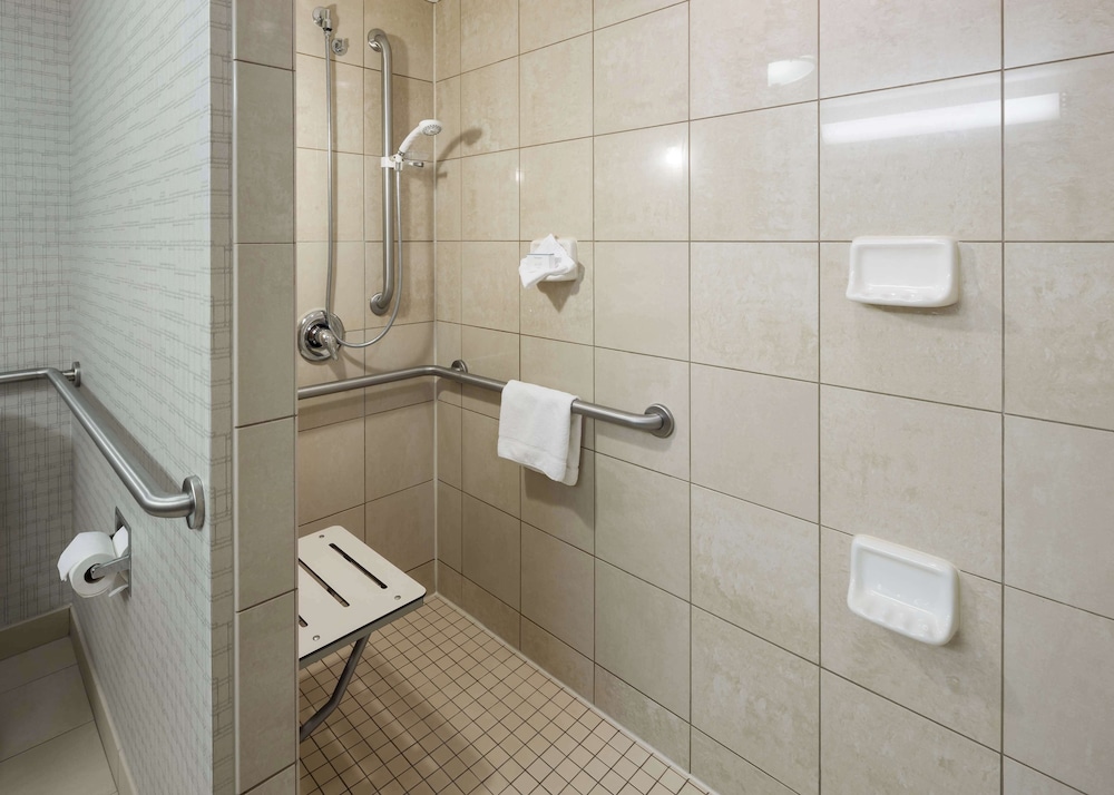 Studio, Hearing Accessible with Roll in Shower, Non Smoking - Photo 4