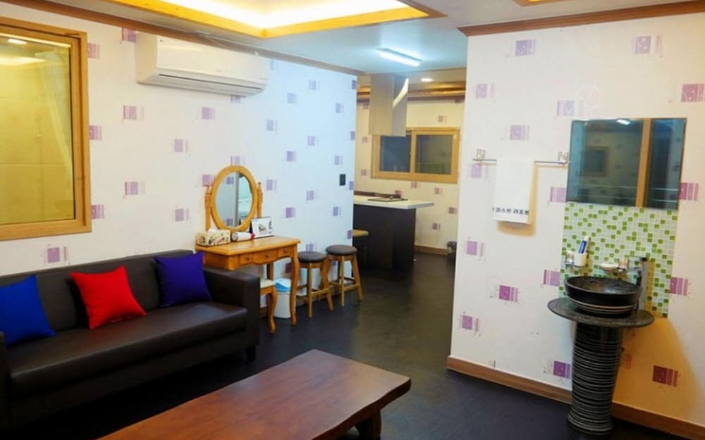 Room (Building 7 Room 101 (seawater pool hi)