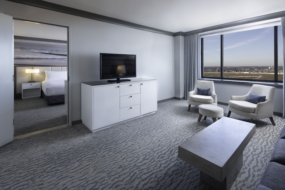 Suite, 1 Bedroom, Accessible (Mobility, Hearing, Roll-In Shower) photo 3