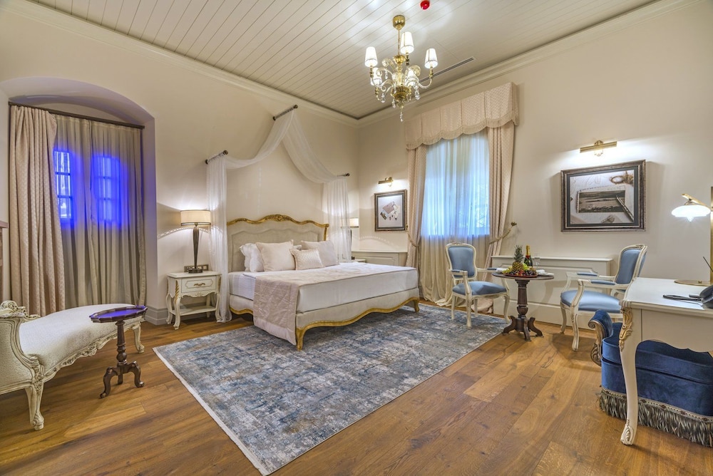 Suite, 1 Queen Bed, Non Smoking, Jetted Tub photo 1