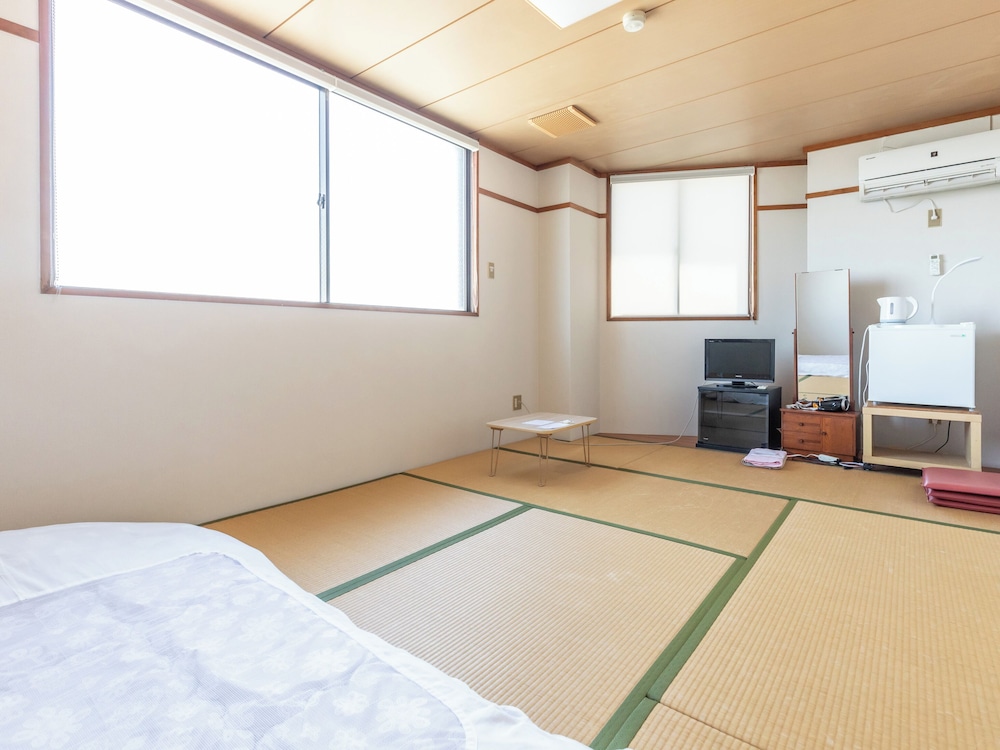 Traditional Triple Room, Non Smoking, Shared Bathroom