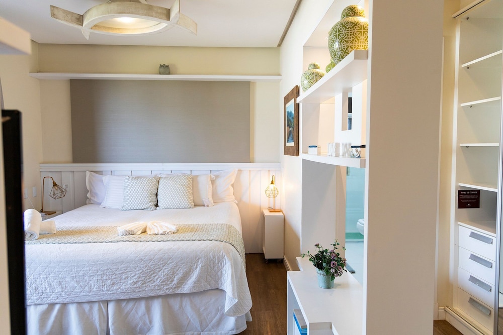 Deluxe Suite, 1 King Bed, Air conditioning, Partial Sea View photo 1