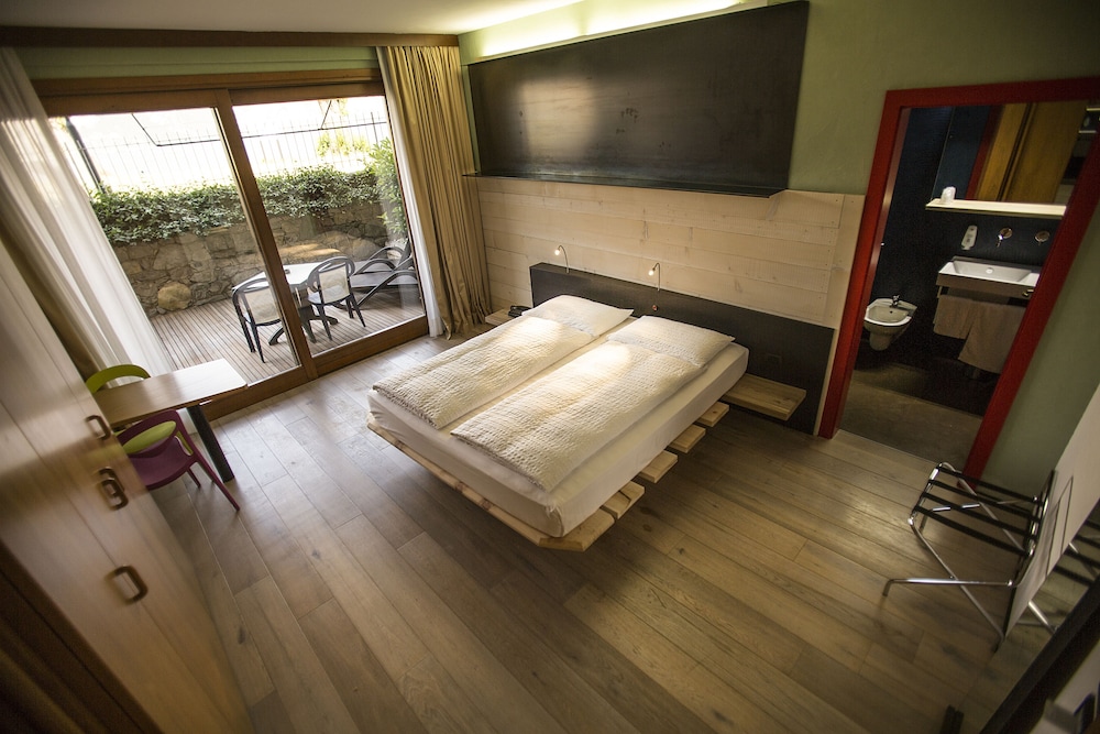 Junior Suite, Patio, Partial Lake View photo 2