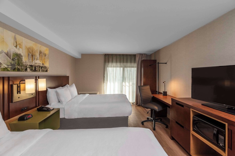 Standard Room, 2 Queen Beds, Ground Floor - Photo 6