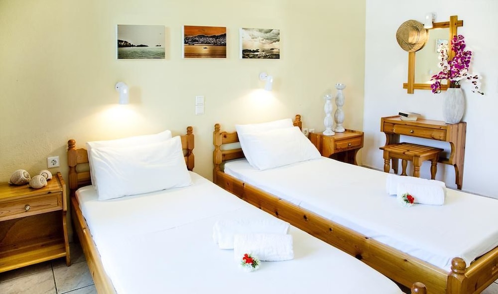Standard Double Room, Kitchenette, Pool View photo 2