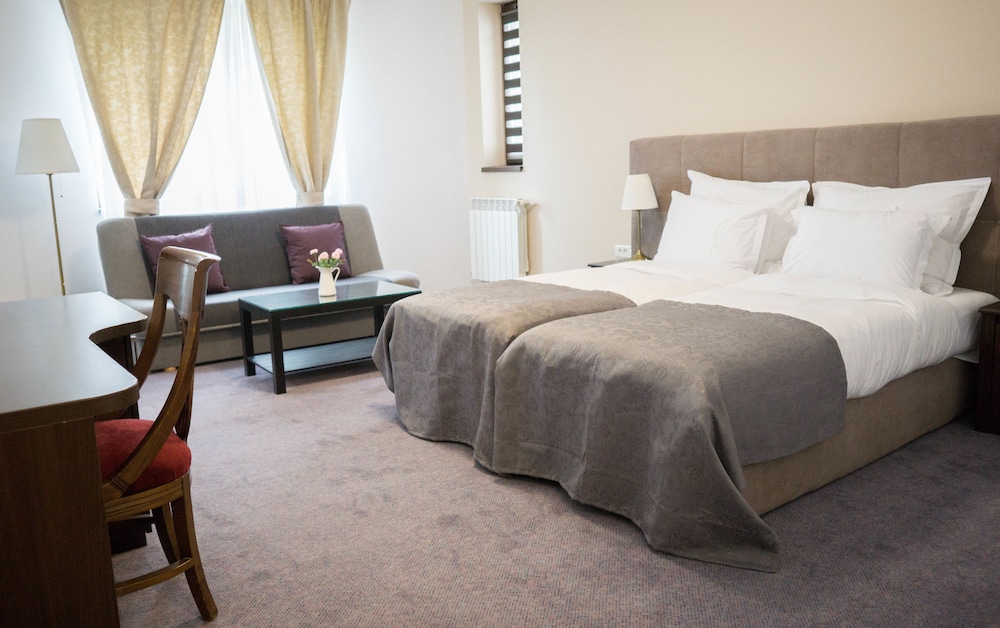 Superior Studio Suite, 1 King Bed with Sofa bed, Garden View photo 3