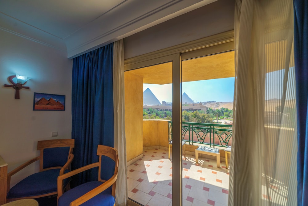 Family Suite Pyramids View thumbnail 5