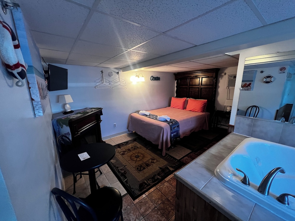 Queen Jacuzzi (Basement) photo 1