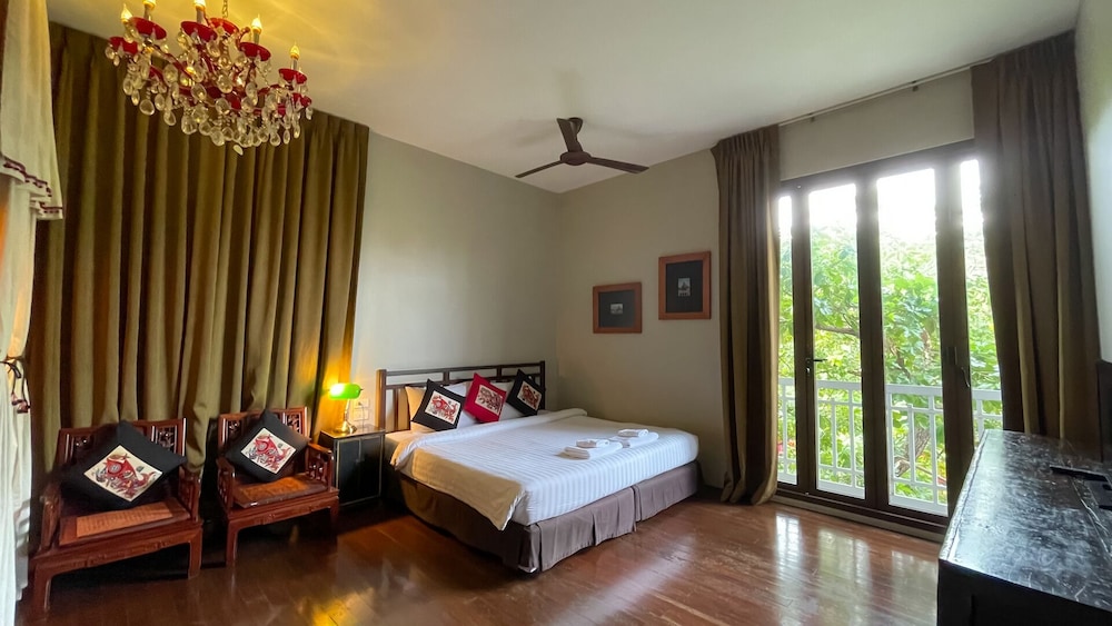 Deluxe Room, 1 King Bed, Canal View photo 2