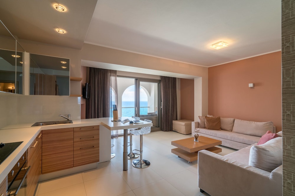 Deluxe Suite, Sea View - Photo 3