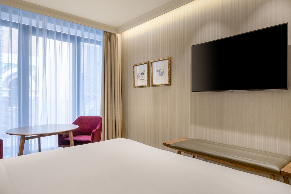 Grand Room, 1 King Bed, City View