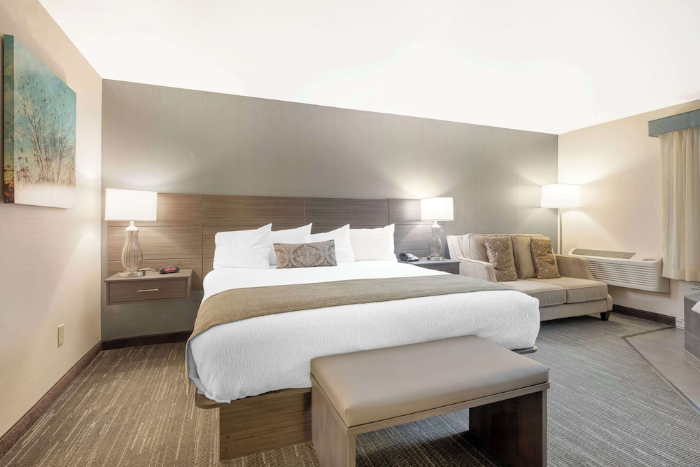 Suite, 1 King Bed, Non Smoking, Jetted Tub - Photo 1
