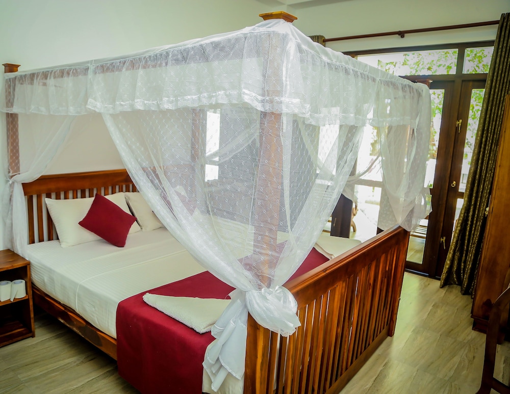 Deluxe Double Room, 1 King Bed, Partial Ocean View photo 3
