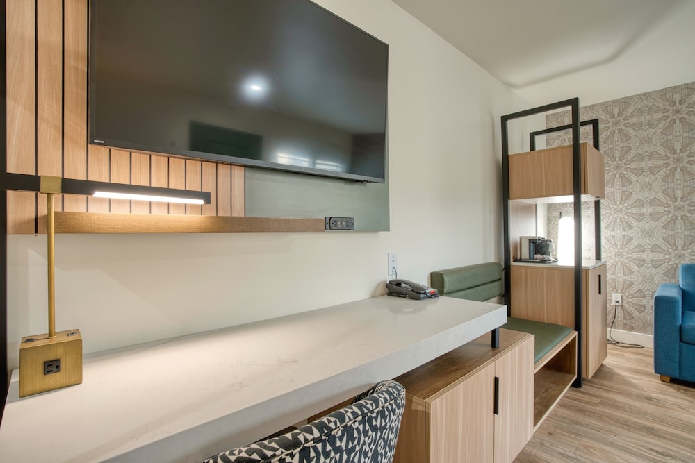 Deluxe Room, 1 King Bed with Sofa bed thumbnail 5