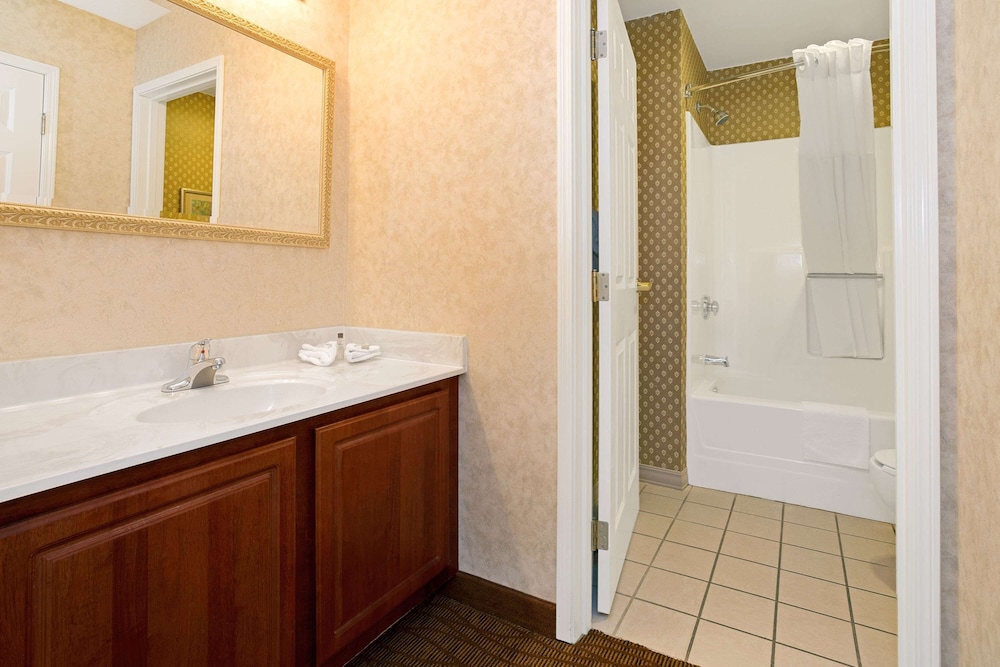 Suite, 2 Bedrooms, Non Smoking (1 King bed and 2 Queen Beds) - Photo 2