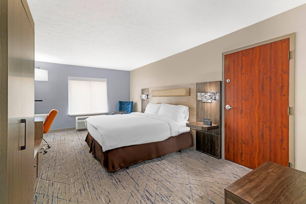 Standard Room, 1 King Bed, Non Smoking - Photo 2