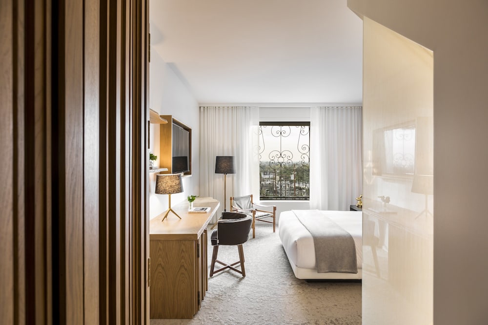 Premium King Room with One King Bed and Spa Access (Non Smoking)