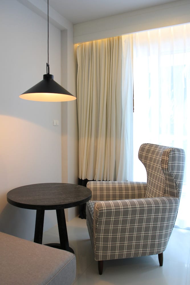 Deluxe Room, Pool View - Photo 9