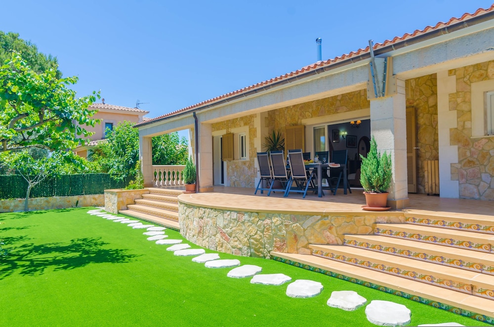 Villa photo 2