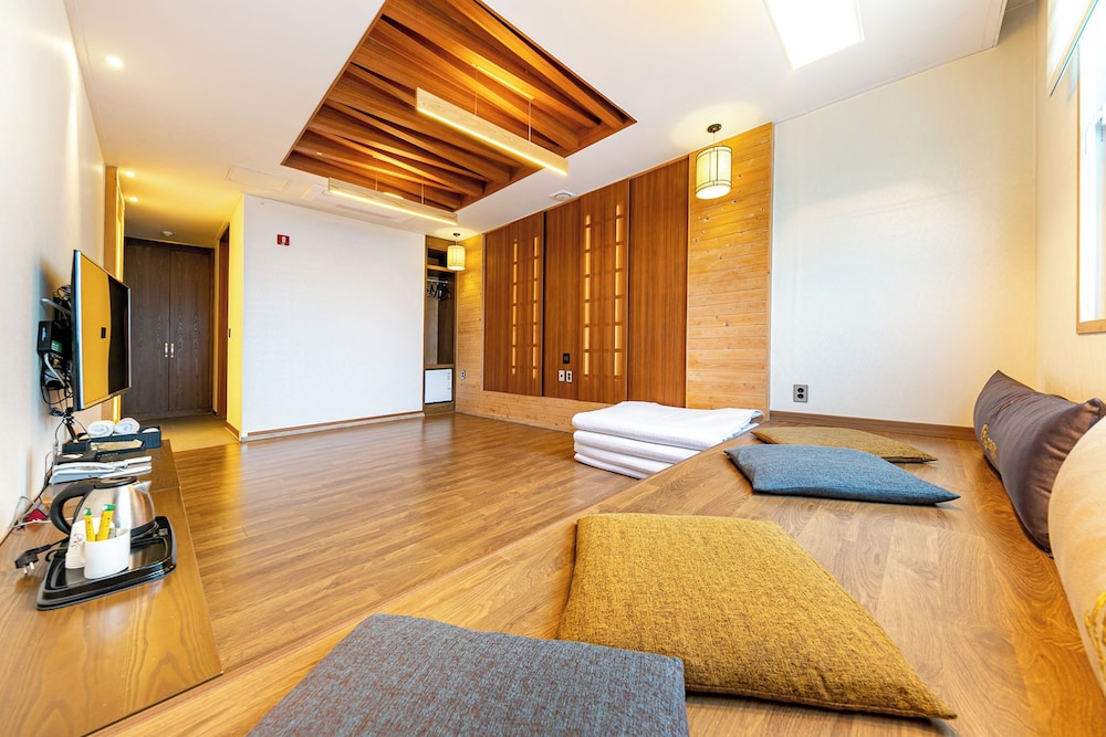 Premium Korean Style Room (Ondol), City View photo 2