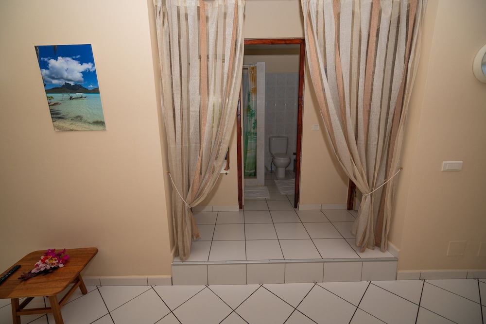 House, Ensuite photo 3