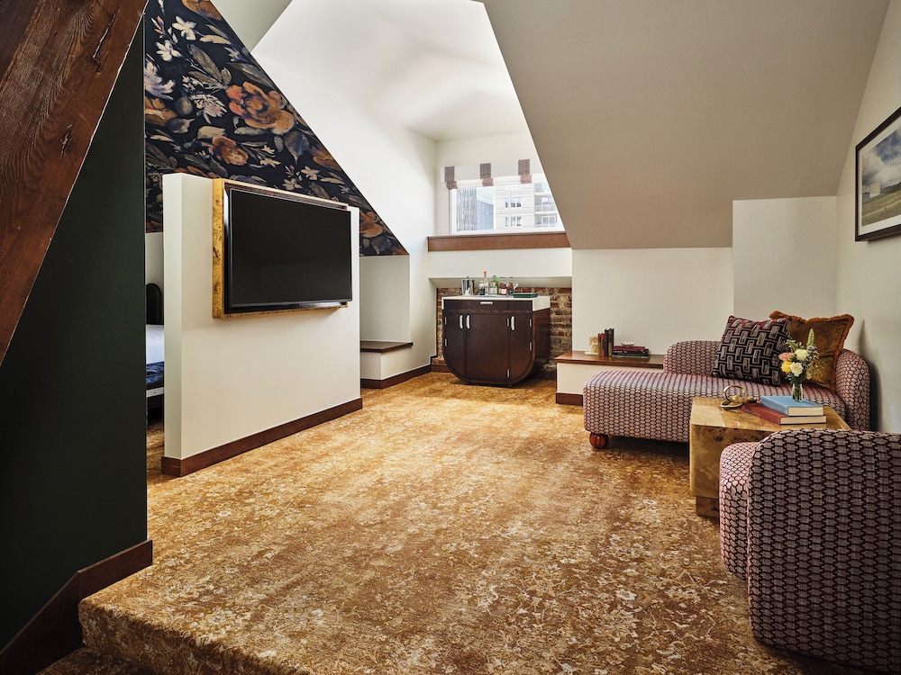 Room, 1 King Bed (Premium Loft)