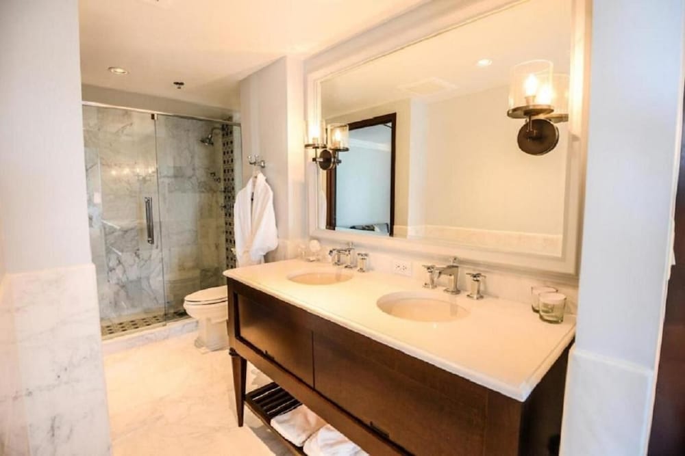 Junior Suite, 1 King Bed, Accessible, Bathtub (Mob/HR) - Photo 8