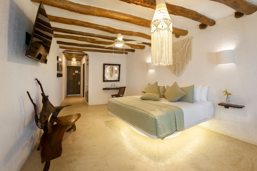 Superior Room, 1 King Bed photo 3