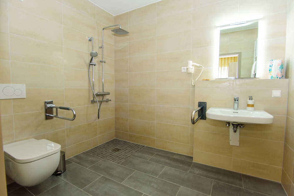 Standard Double Room, Accessible photo 3