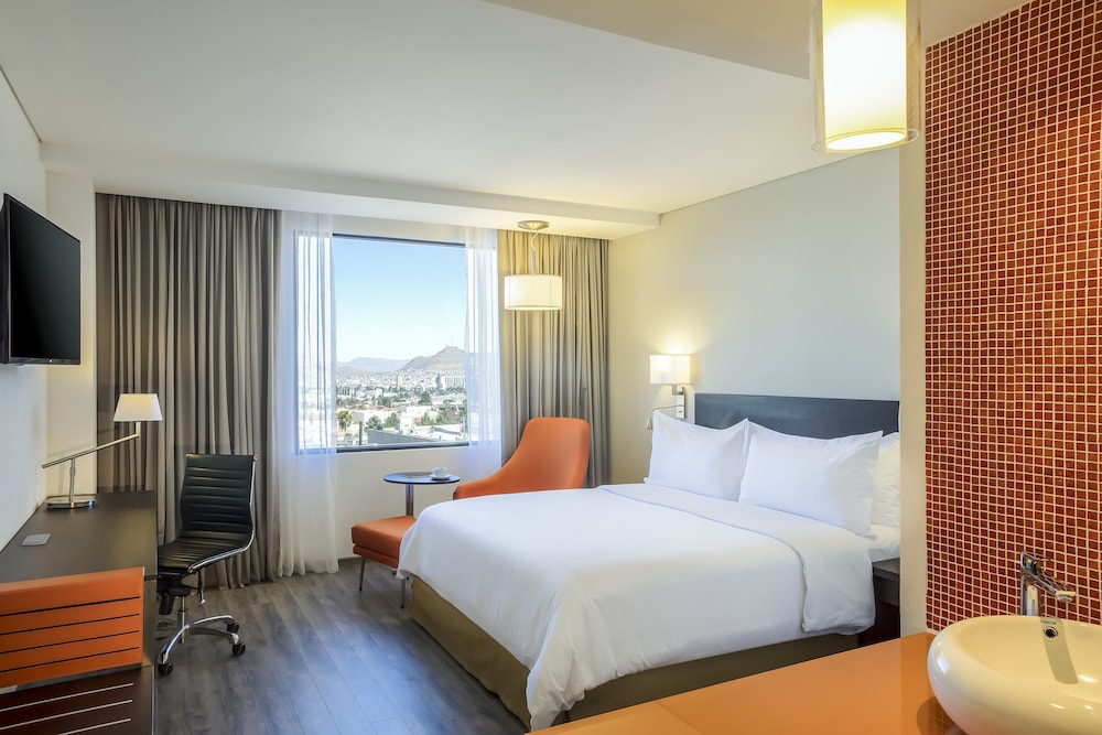Superior Room, 1 King Bed photo 2