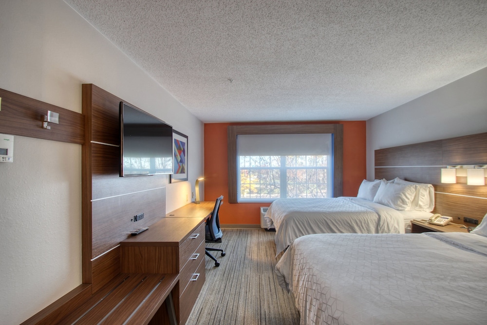 Suite, Multiple Beds - Photo 9