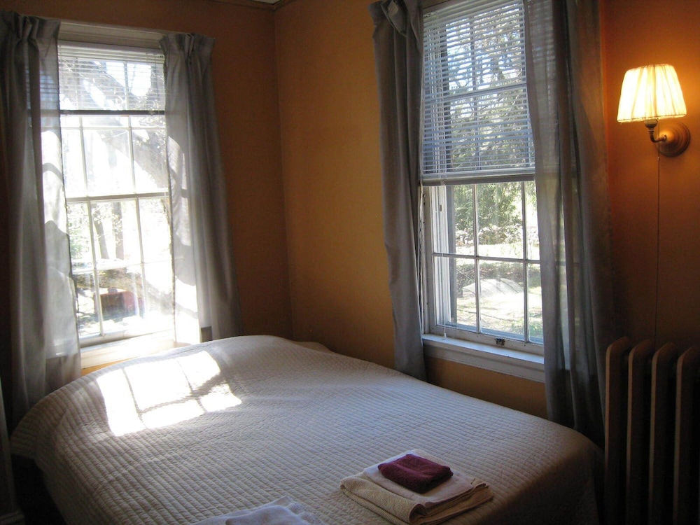 Orange Room, 1 Queen Bed, Garden View photo 2