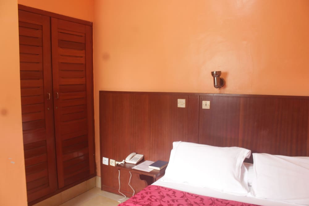 Room (Annex)
