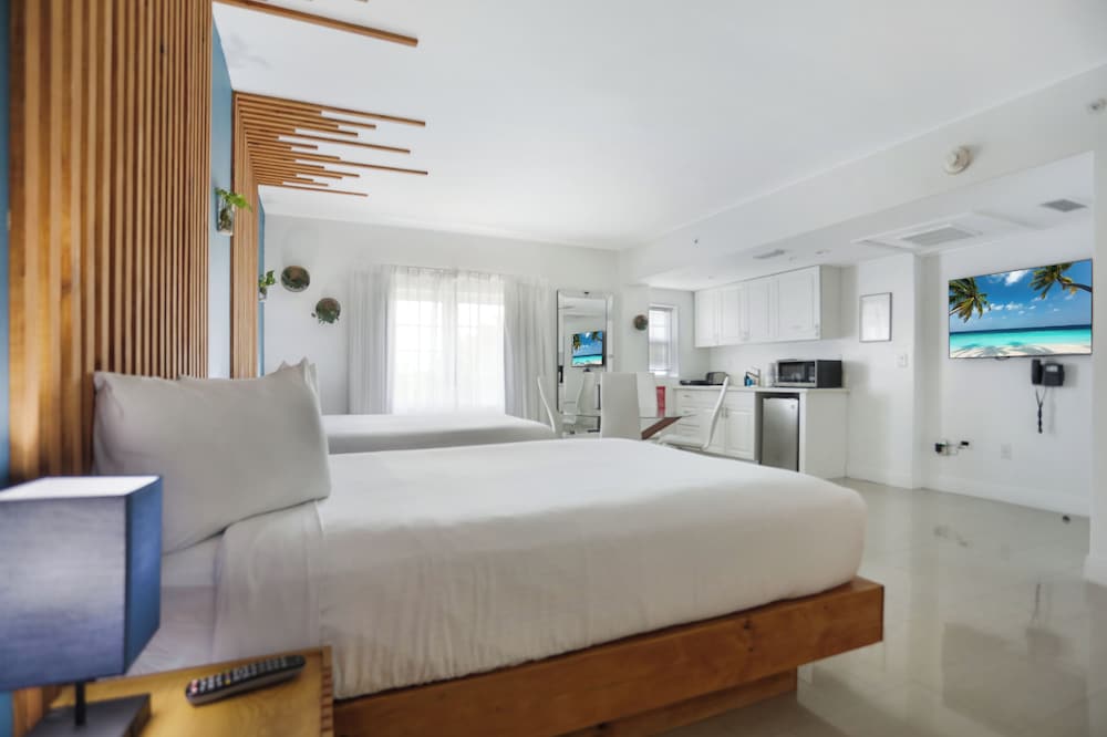 Studio, 2 Queen Beds, Kitchen thumbnail 5
