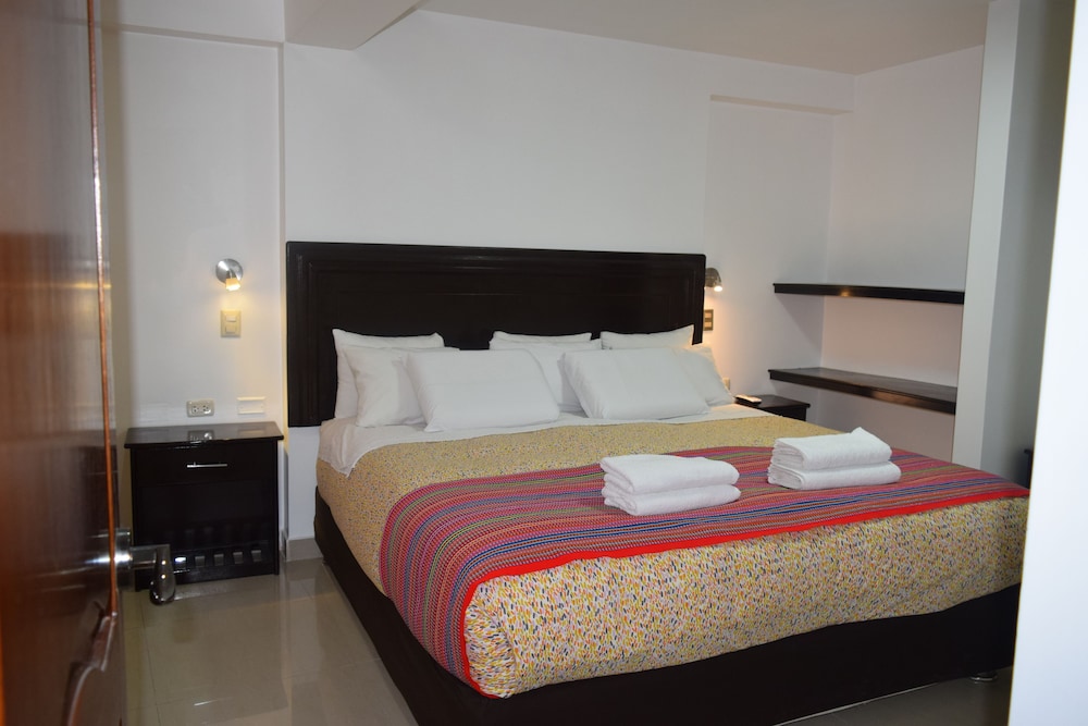 Standard Room, 1 Queen Bed photo 2