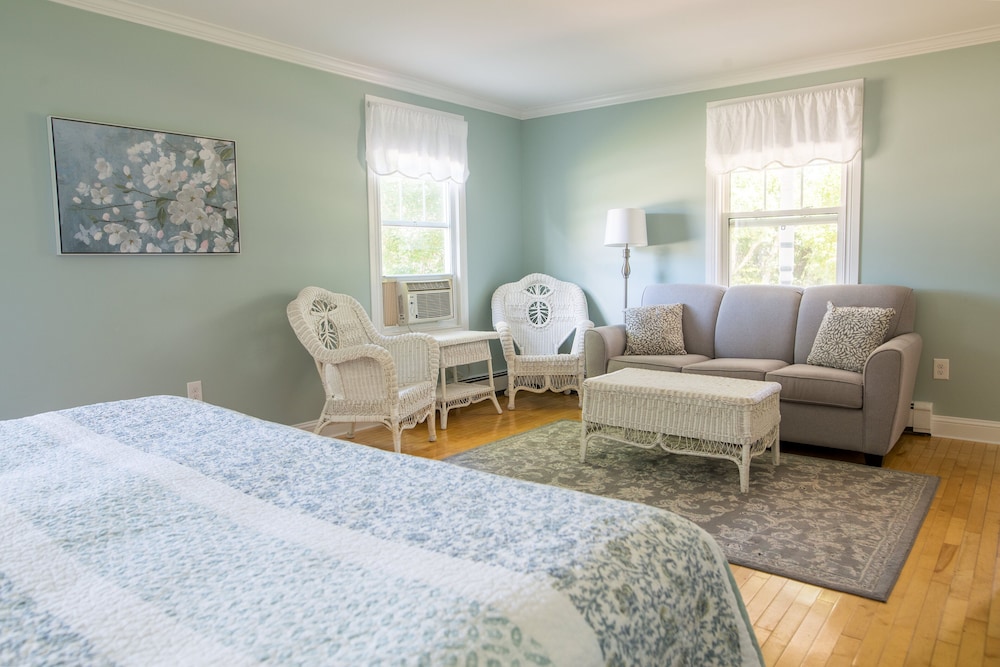 Superior Room, 1 King Bed, Non Smoking, Kitchenette photo 2