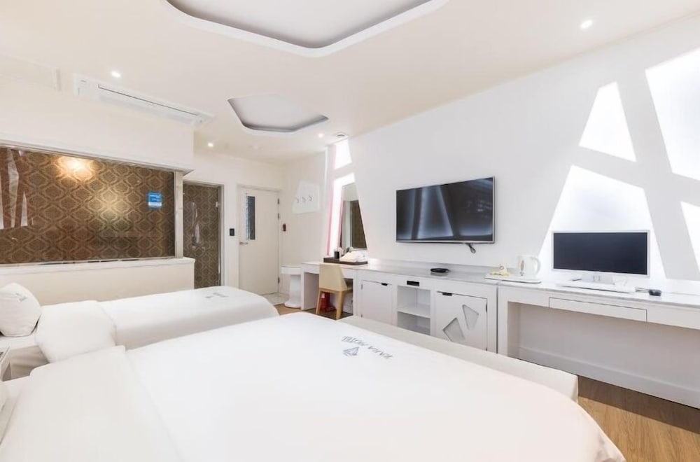 Deluxe Room, Multiple Beds, Non Smoking, Jetted Tub