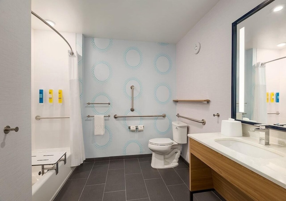Room, 2 Queen Beds, Accessible, Bathtub - Photo 4