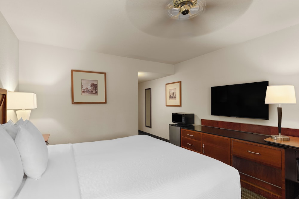 King Bed Accessible Non-Smoking - Photo 1