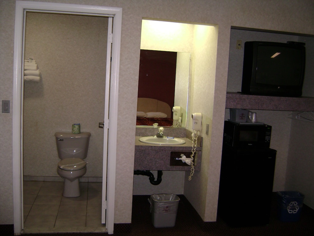 Room, 2 Queen Beds, Smoking - Photo 3
